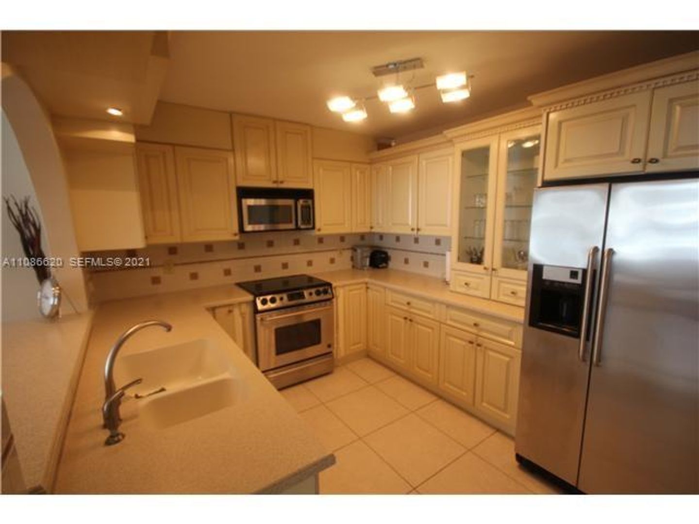Miami Beach Condo: 5151 Collins Av cu-1030