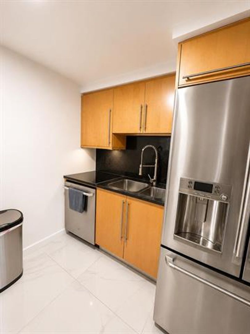 Miami Beach Condo: 6365 Collins Ave cu-811