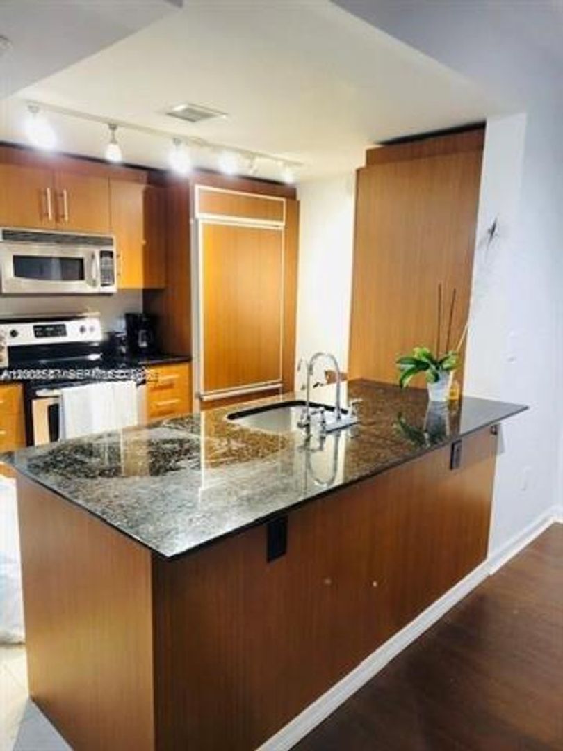 Bal Harbour Condo: 10275 Collins Ave cu-327