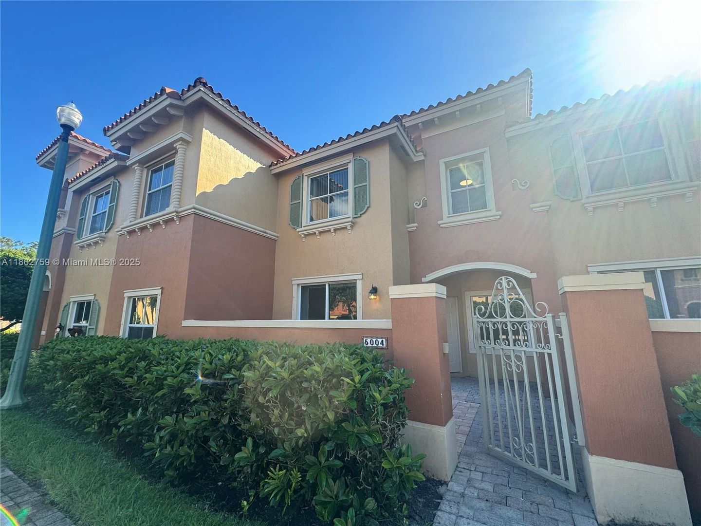 DANIA House: 5004 S HARBOR ISLES DR # 2402