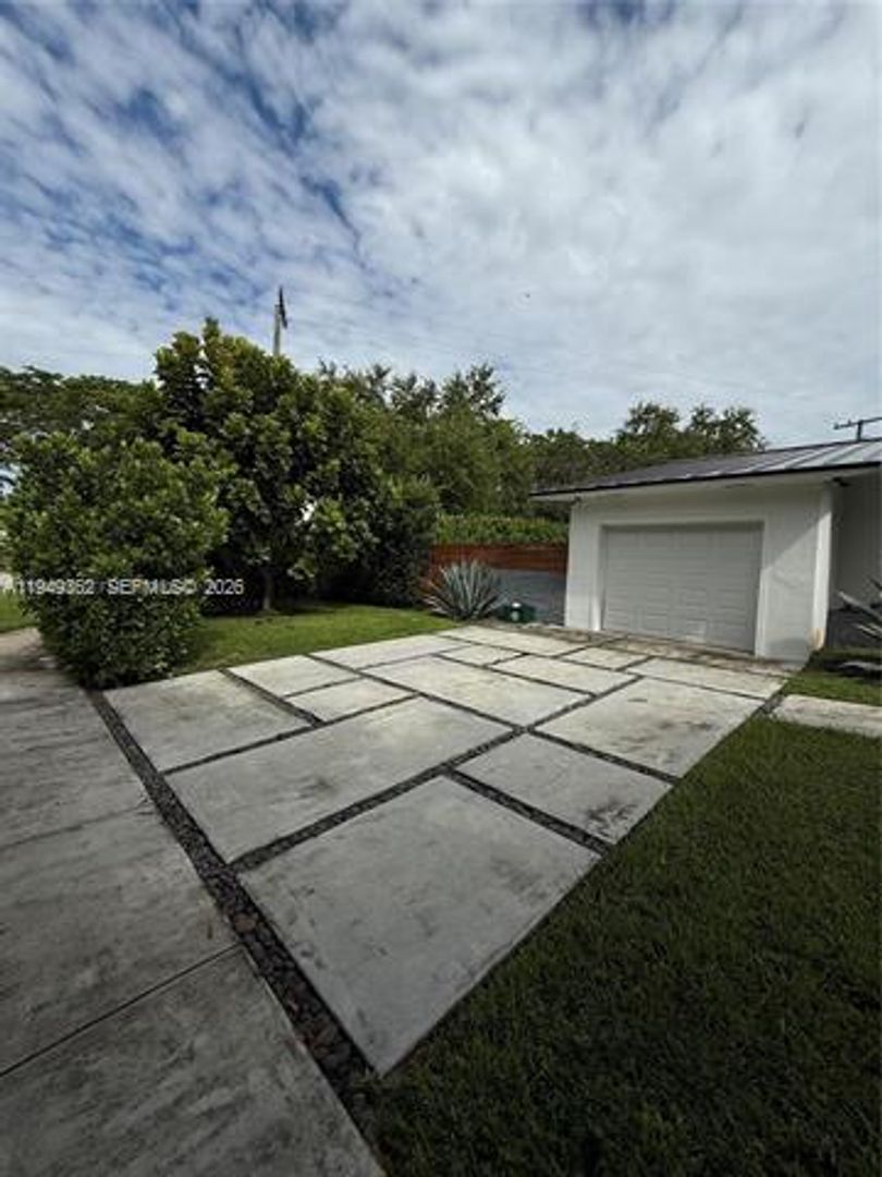 MIAMI SHORES House: 675 NE 93rd St # 0