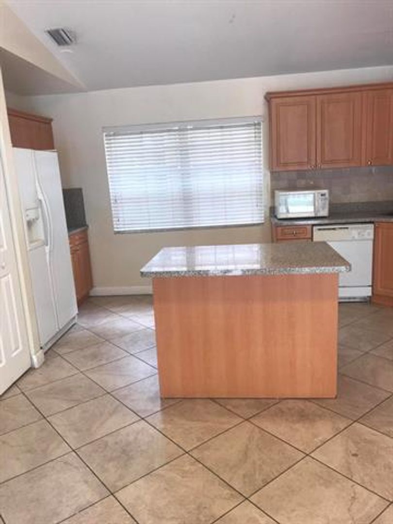 Plantation House: 845 NW 98th Ave # 845
