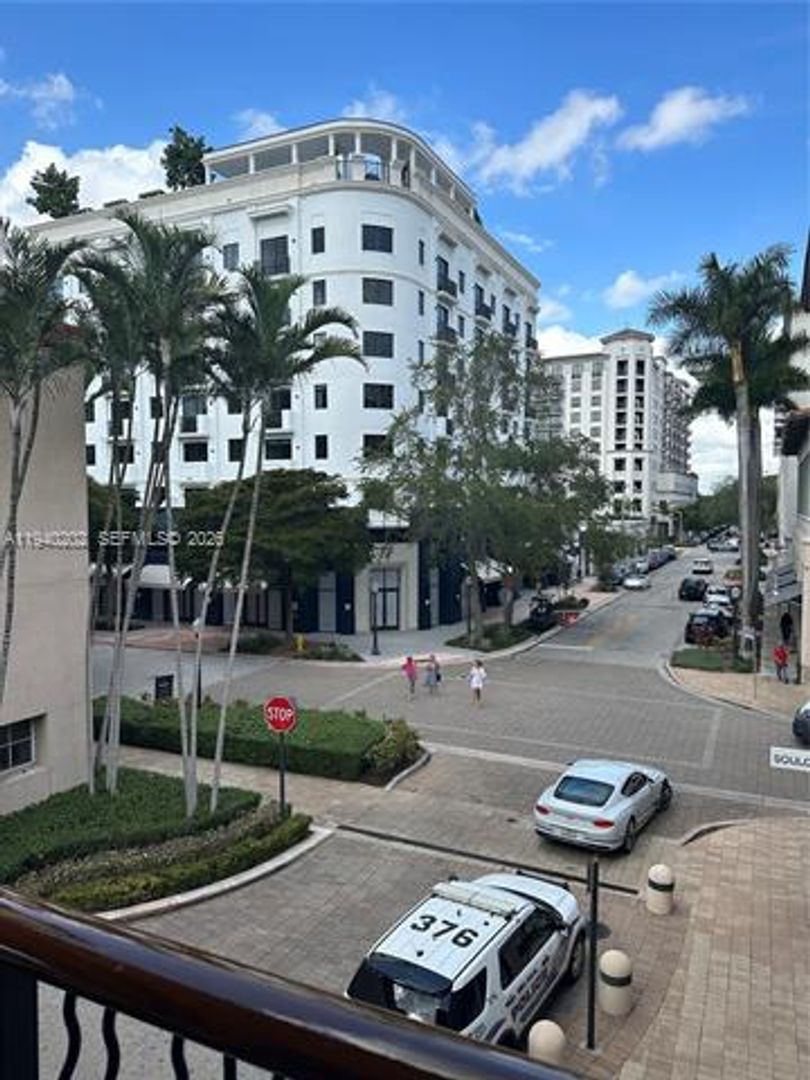 CORAL GABLES Apartment: 4220 Laguna St # 804