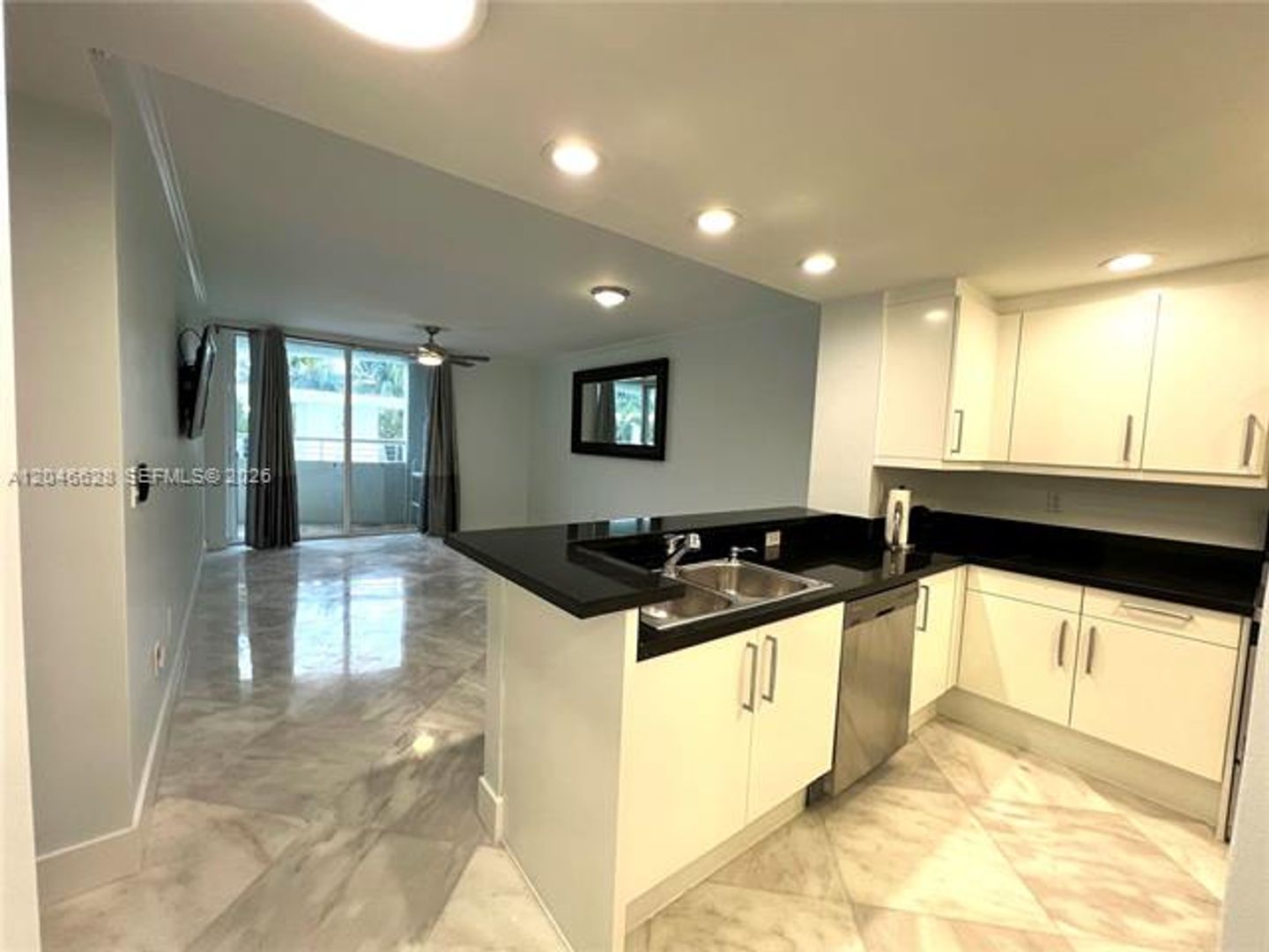 Miami Beach Condo: 200 Ocean Dr # 3C