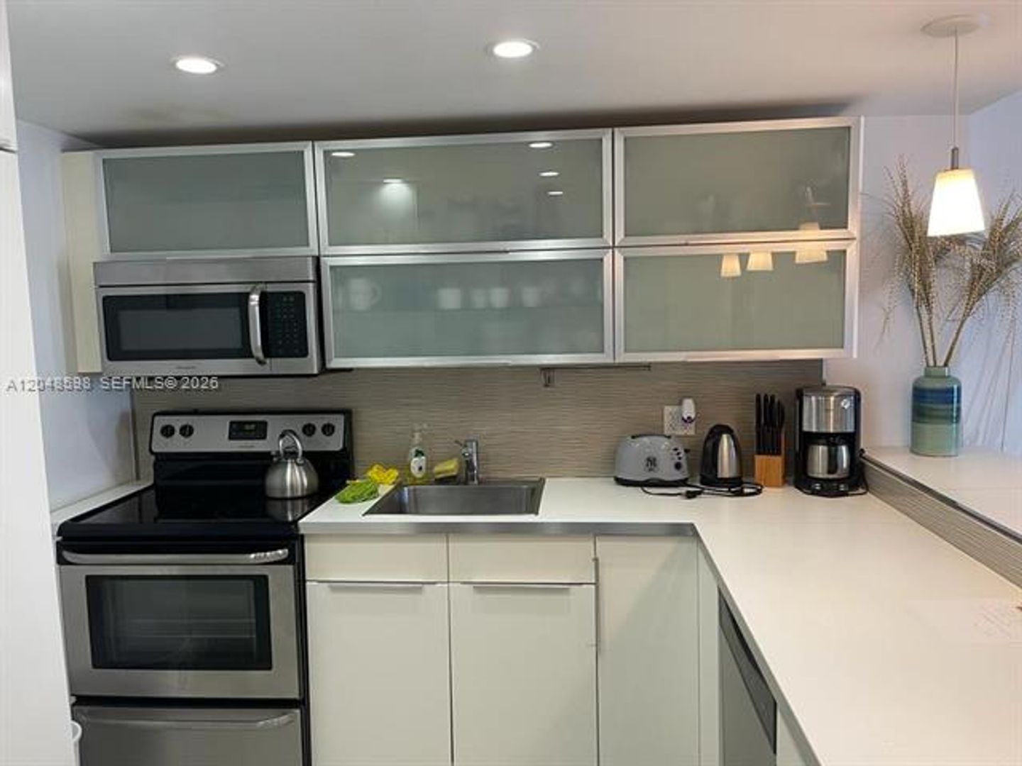 Miami Beach Condo: 5701 Collins Ave cu-1411