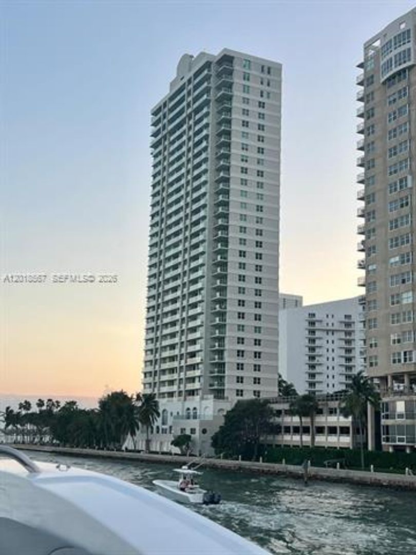 Miami Condo: 800 Claughton Island Dr # 402