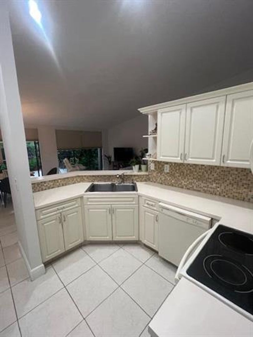 Doral Condo: 10101 Costa Del Sol Blvd cu-G-56