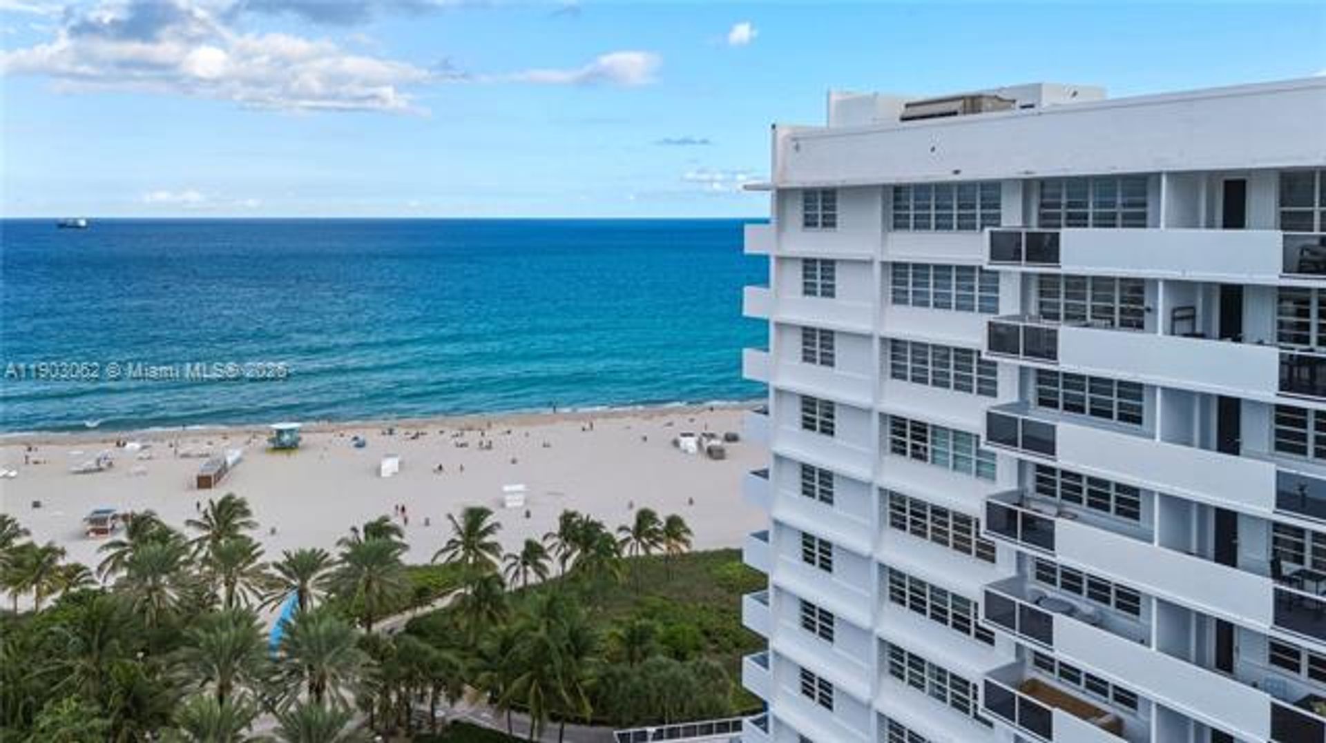 MIAMI BEACH Apartment: 100 Lincoln Rd unit 323