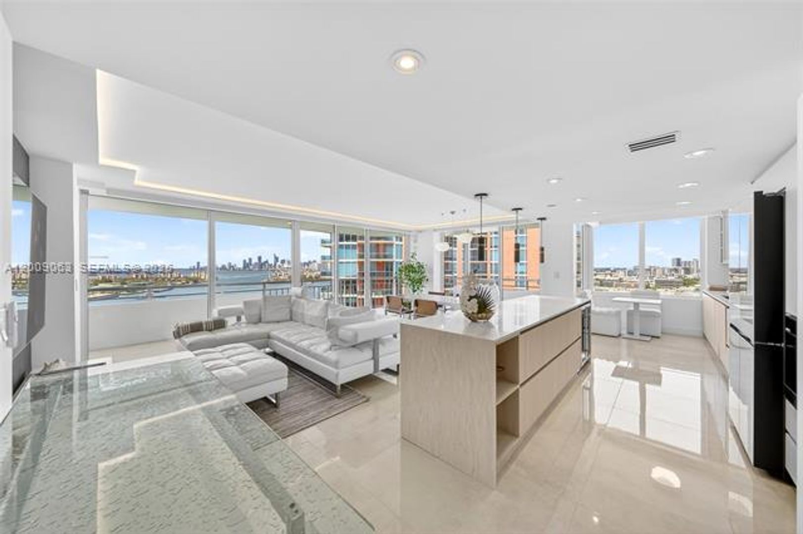 Miami Beach Condo: 400 S Pointe Dr #2009