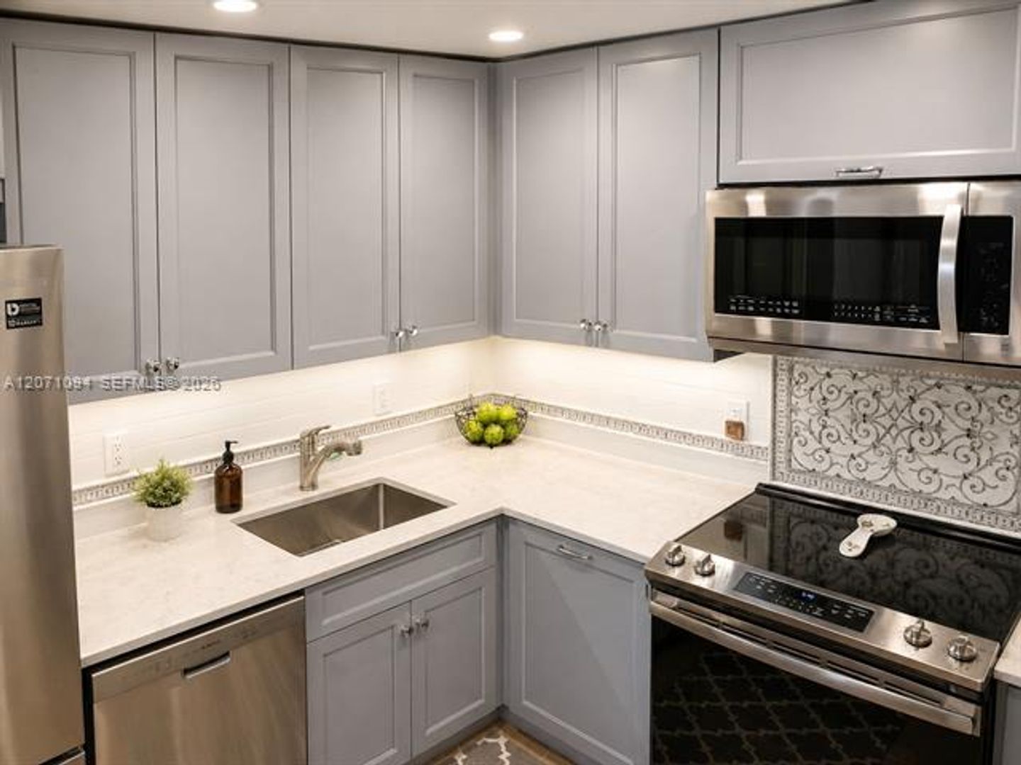 Miami Beach Condo: 800 West Ave cu-817