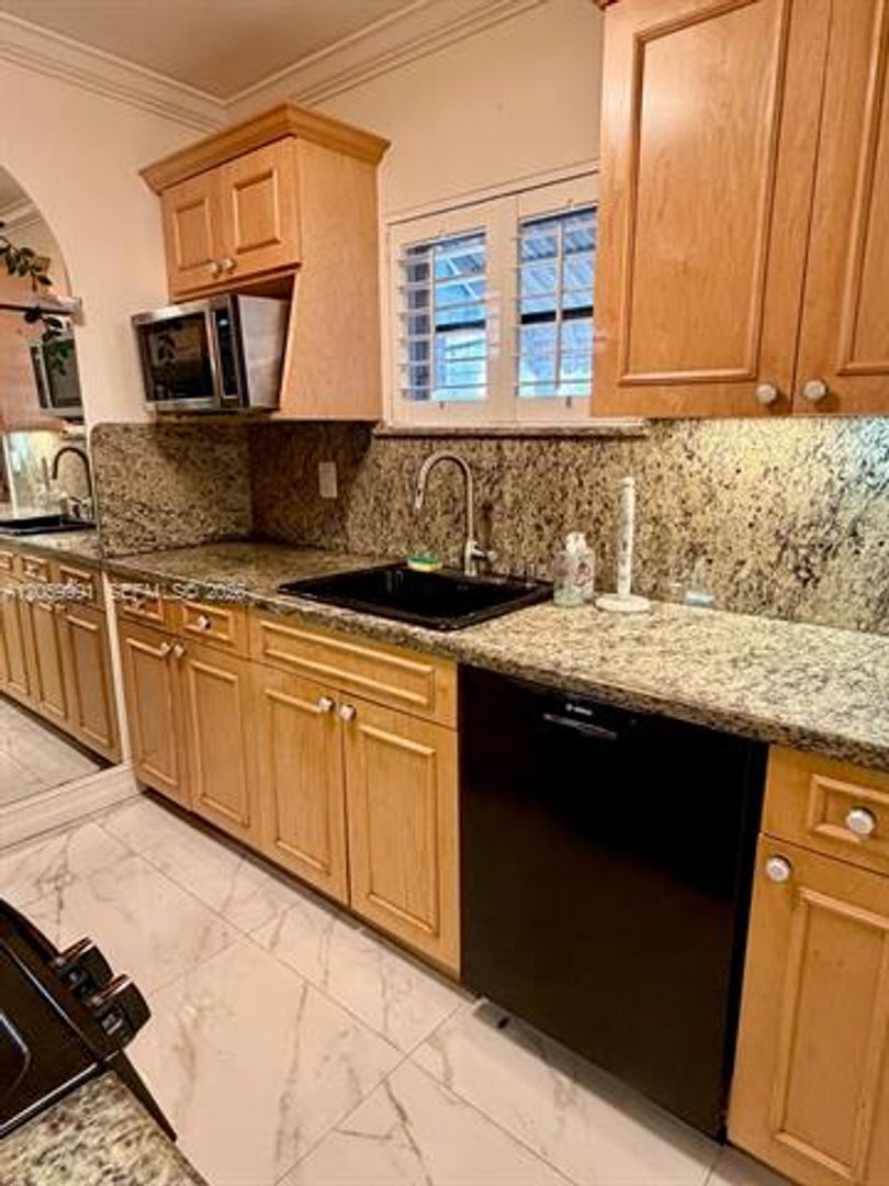 Miami House: 2844 Coconut Ave cu-A