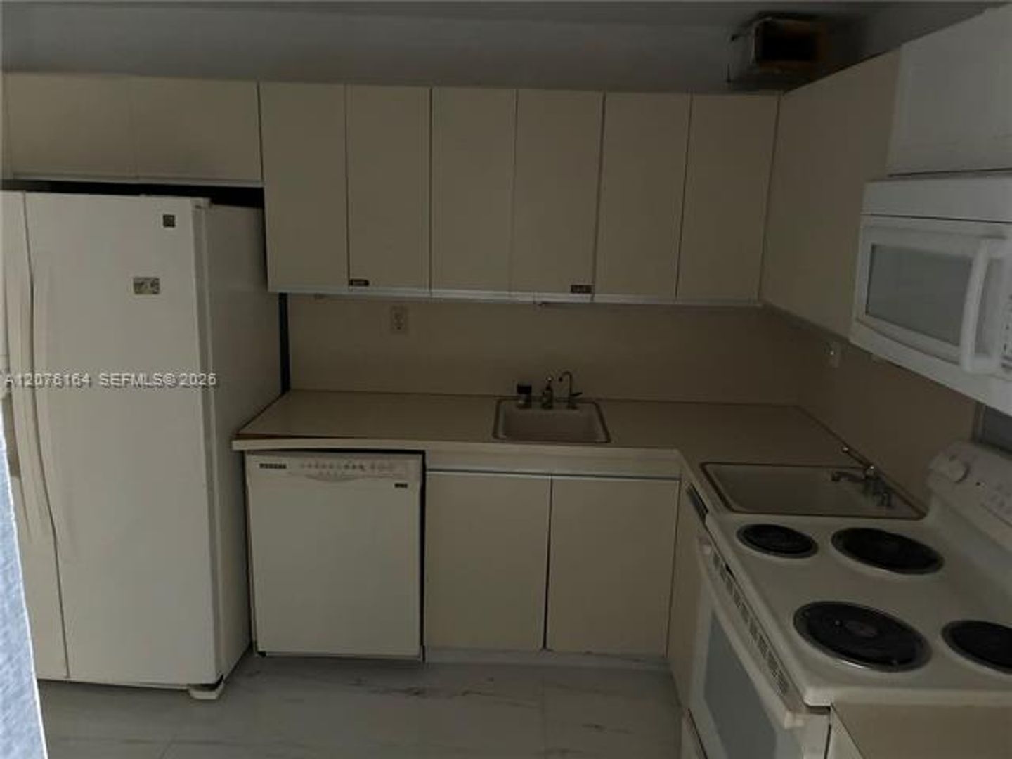 Miami Beach Condo: 4301 Collins Ave cu-402
