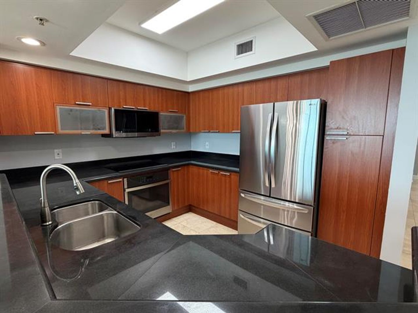 North Miami Condo: 15051 Royal Oaks Ln cu-1603