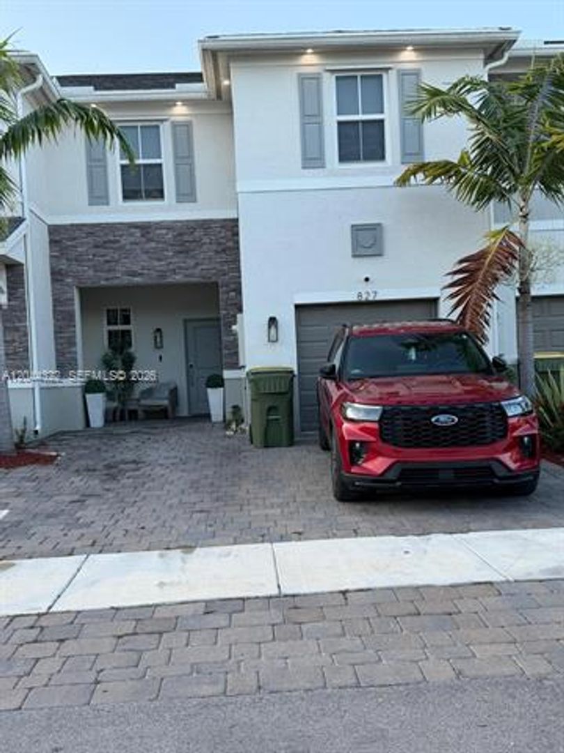 Homestead Townhome: 827 SE 18th St