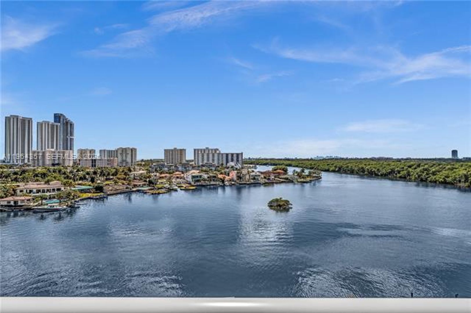 SUNNY ISLES BEACH Apartment: 400 Sunny Isles Blvd unit 907