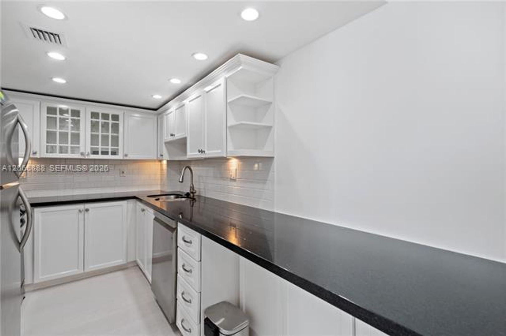 Miami Beach Condo: 1621 Collins Ave cu-908