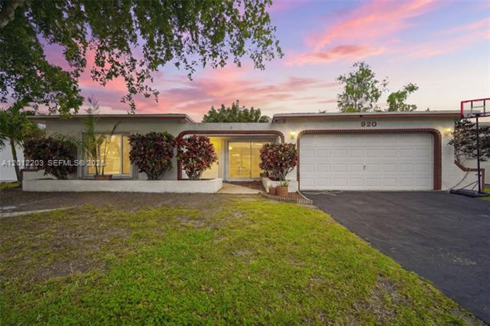 PEMBROKE PINES House: 920 NW 92nd Ave