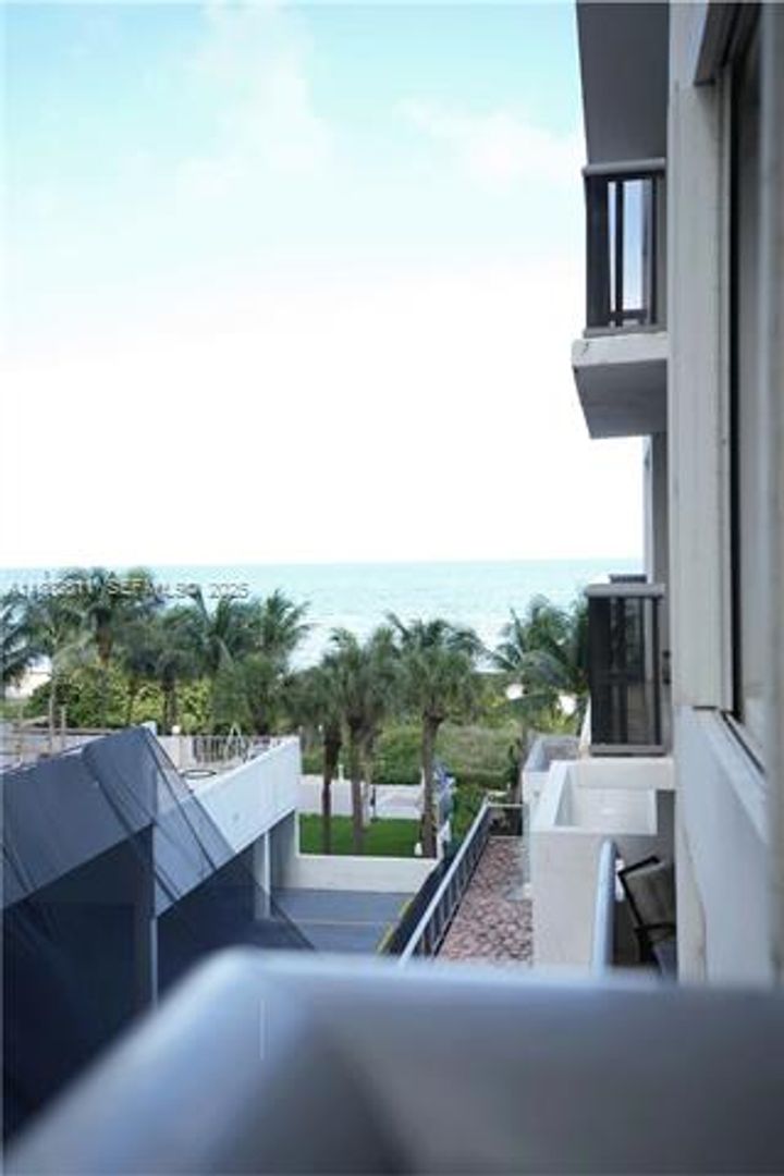 Miami Beach Apartment: 6039 Collins Ave appt 503