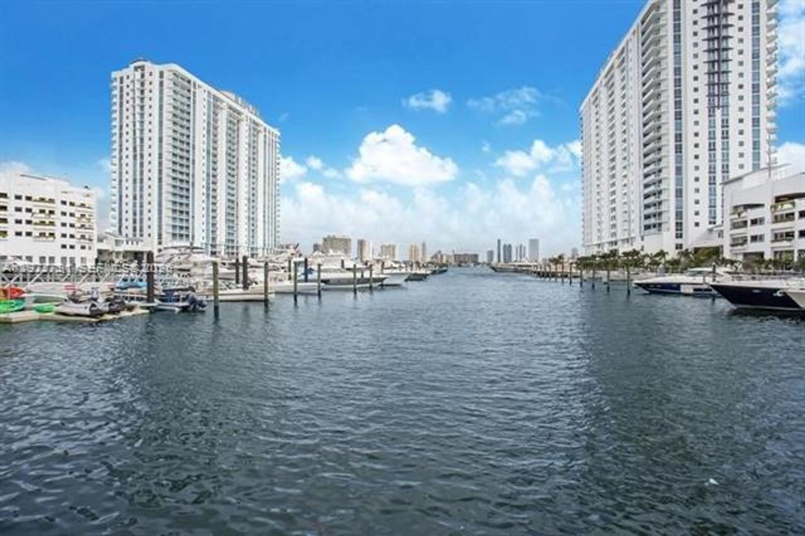 NORTH MIAMI BEACH Apartment: 17301 Biscayne Blvd # 1103
