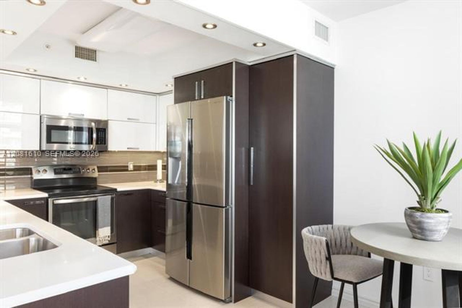 Sunny Isles Beach Condo: 17375 Collins Ave cu-2008