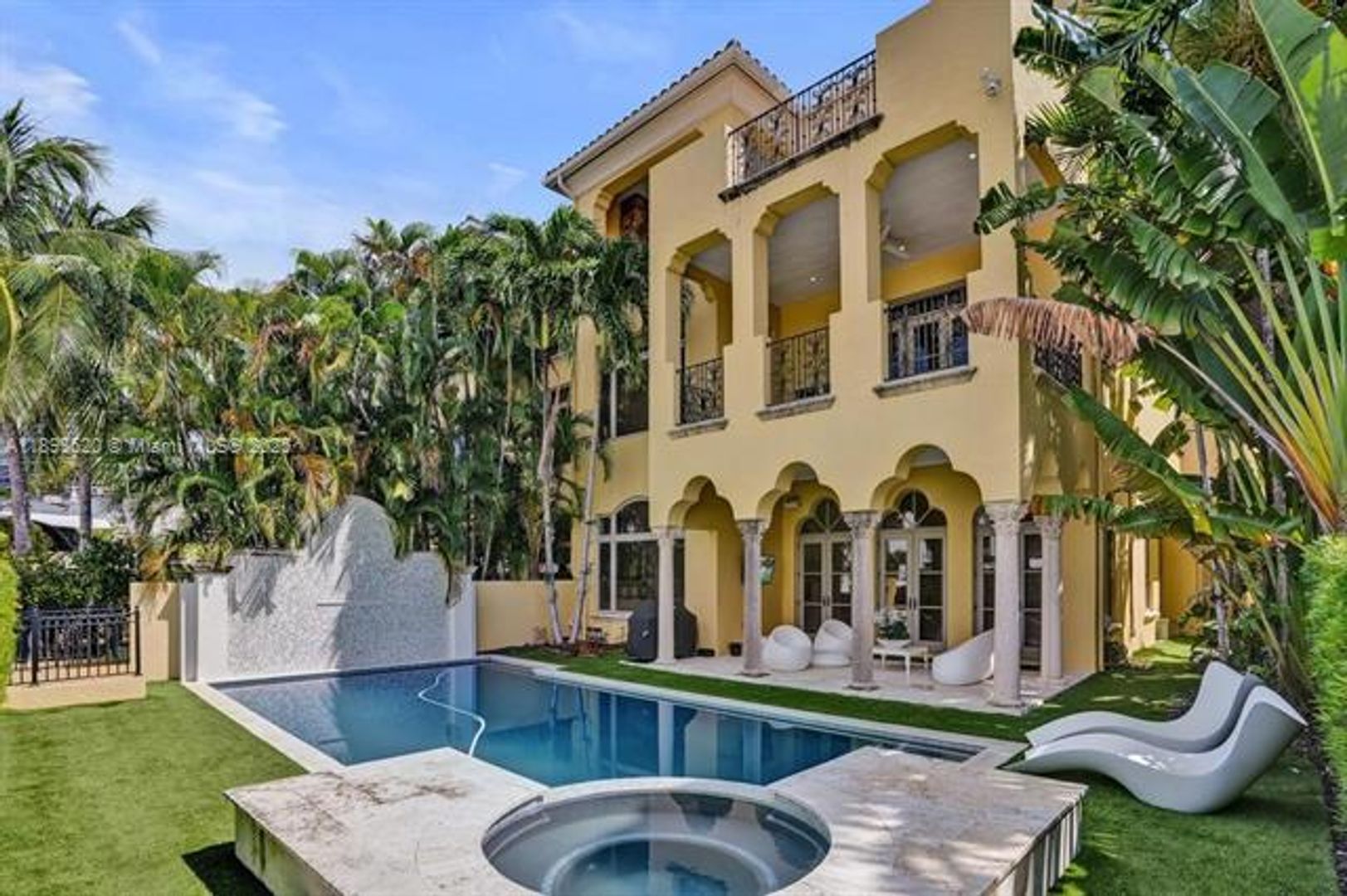 AVENTURA House: 1516 Island Blvd #0