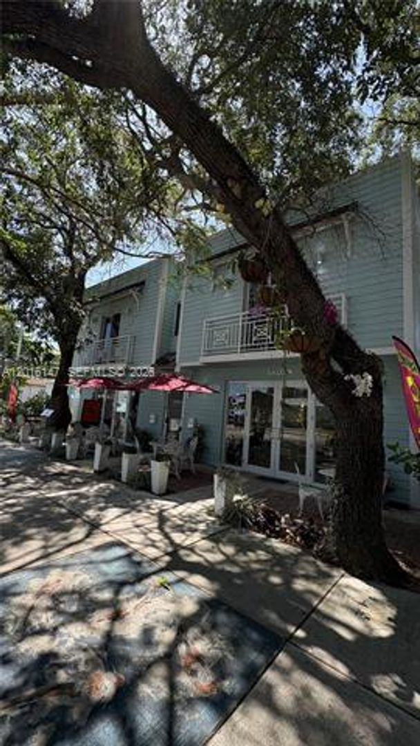 Miami Apartment: 3872 Grand Ave # A