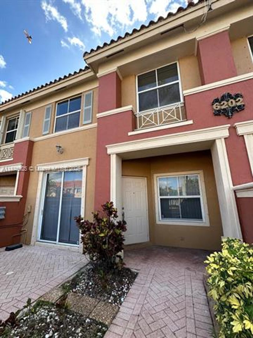 DORAL Townhome: 6202 NW 115th Pl th 327
