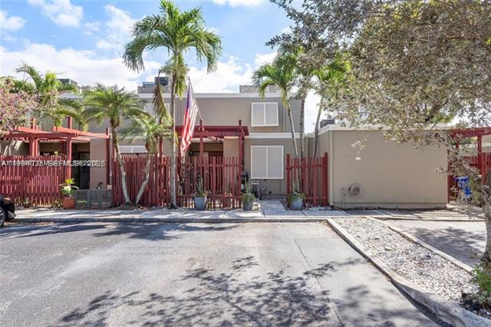 PEMBROKE PINES House: 1281 W Fairway Rd th 1281