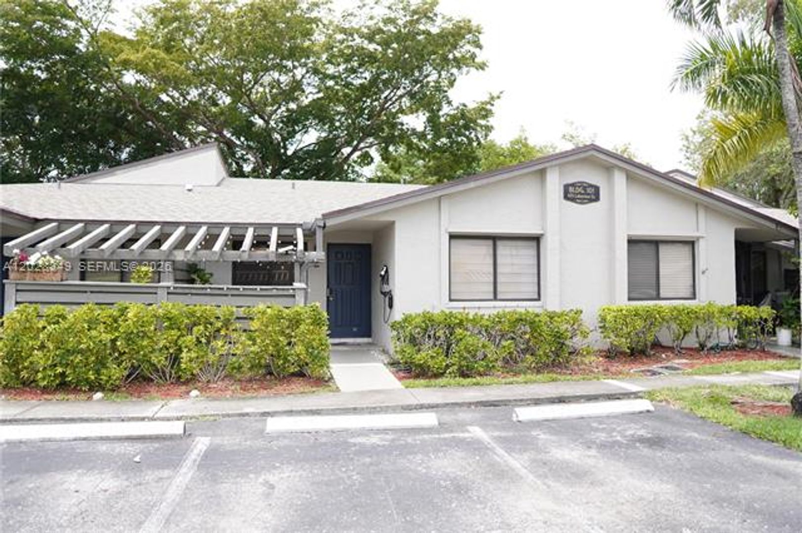 Weston Townhome: 453 Lakeview Dr # 2