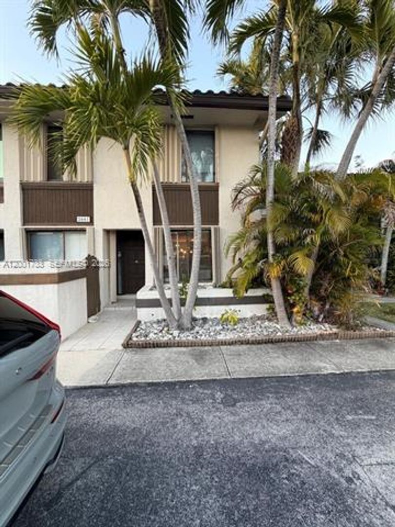 NORTH MIAMI BEACH Townhome: 2661 NE 164th St th 40