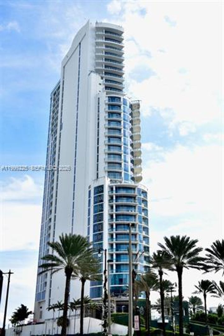 SUNNY ISLES BEACH Apartment: 17475 Collins Ave # 2802