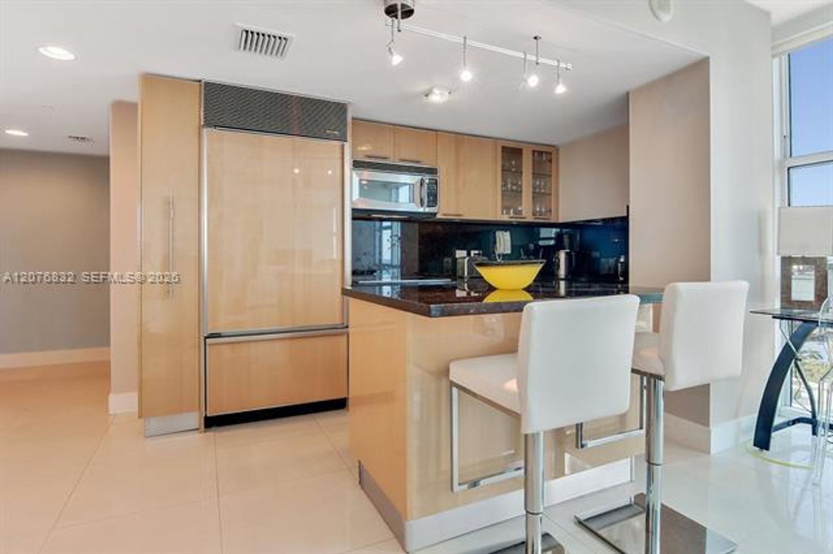 Miami Beach Condo: 6801 Collins Ave cu-1216