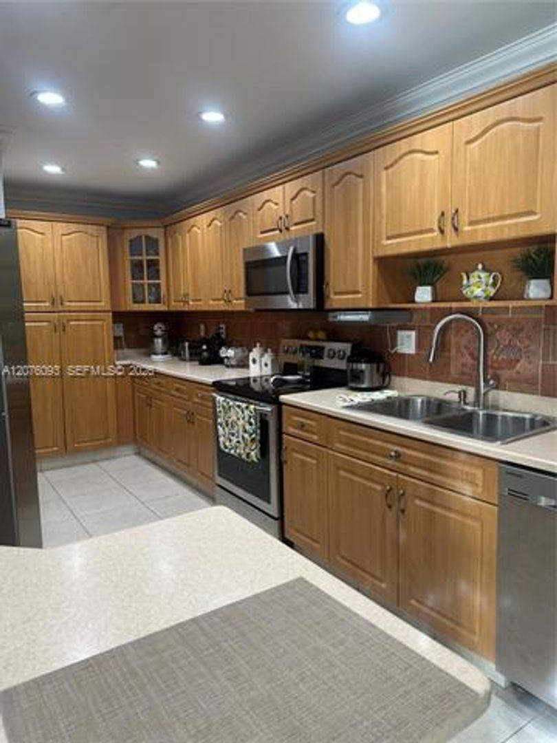 Hialeah House: 5505 W 14th Ln # 5505