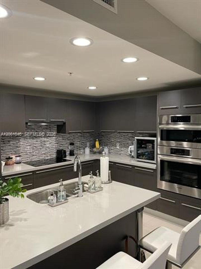 Doral Condo: 7661 NW 107th Ave cu-608