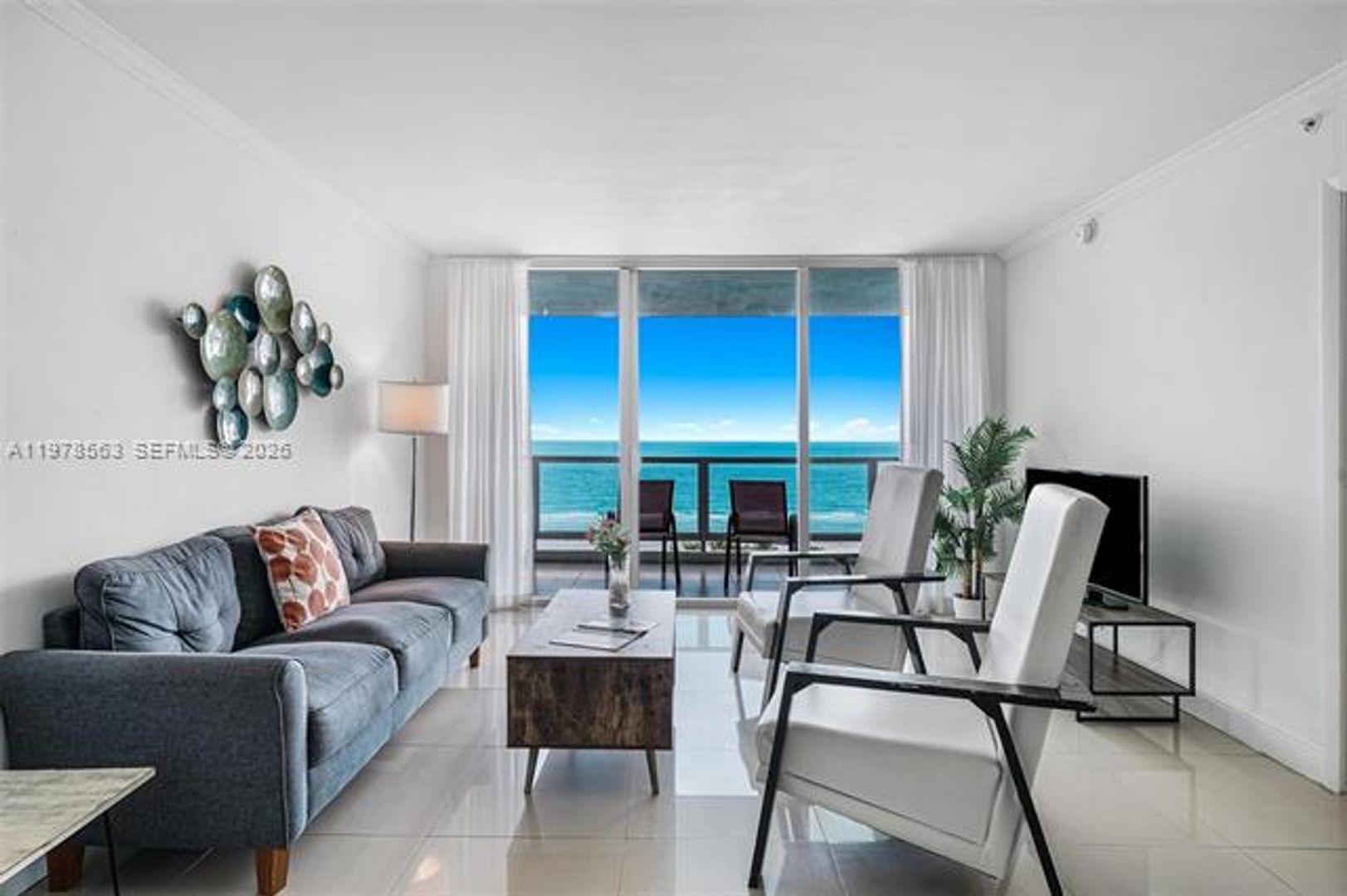 MIAMI BEACH Apartment: 5101 Collins Ave # 11M