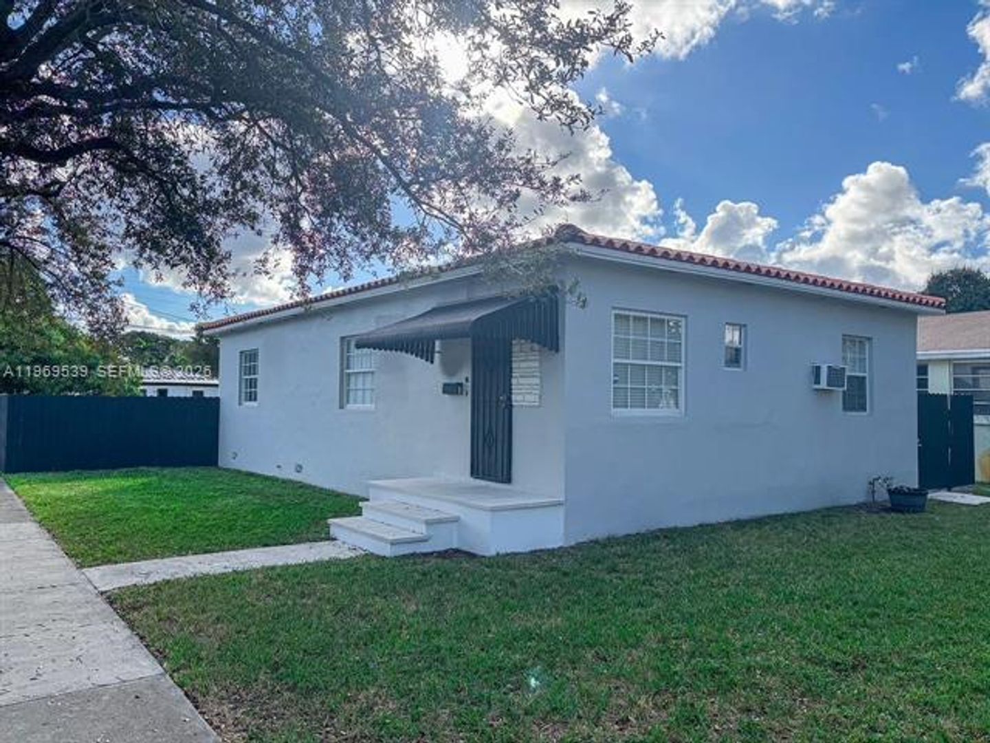 MIAMI SPRINGS House: 601 De Leon Dr
