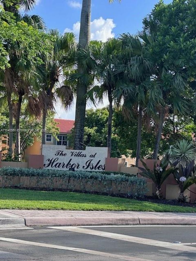 DANIA House: 4906 SCHOONER DR