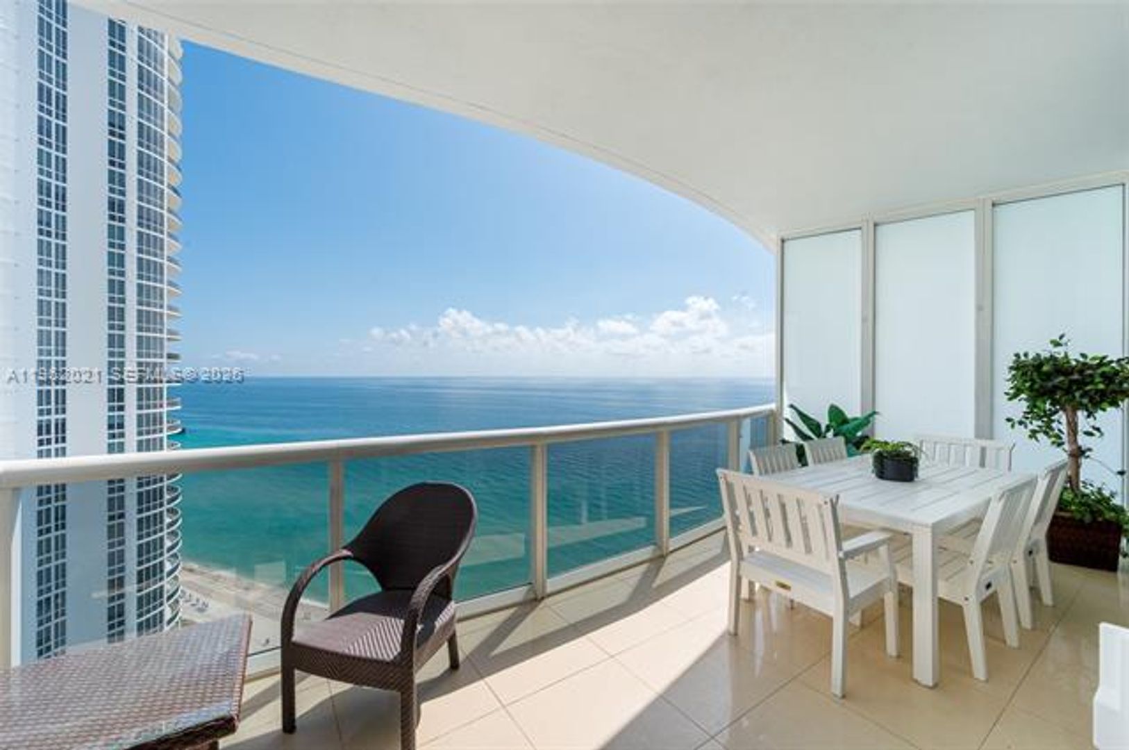 Sunny Isles Beach Apartment: 15901 Collins Ave appt 2303