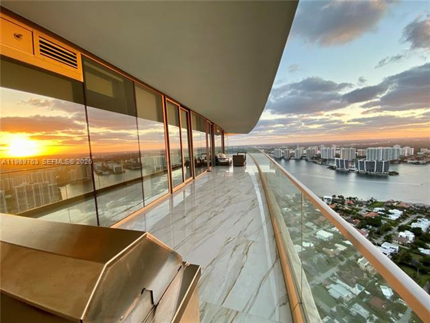SUNNY ISLES BEACH Apartment: 18975 Collins Ave appt 5105