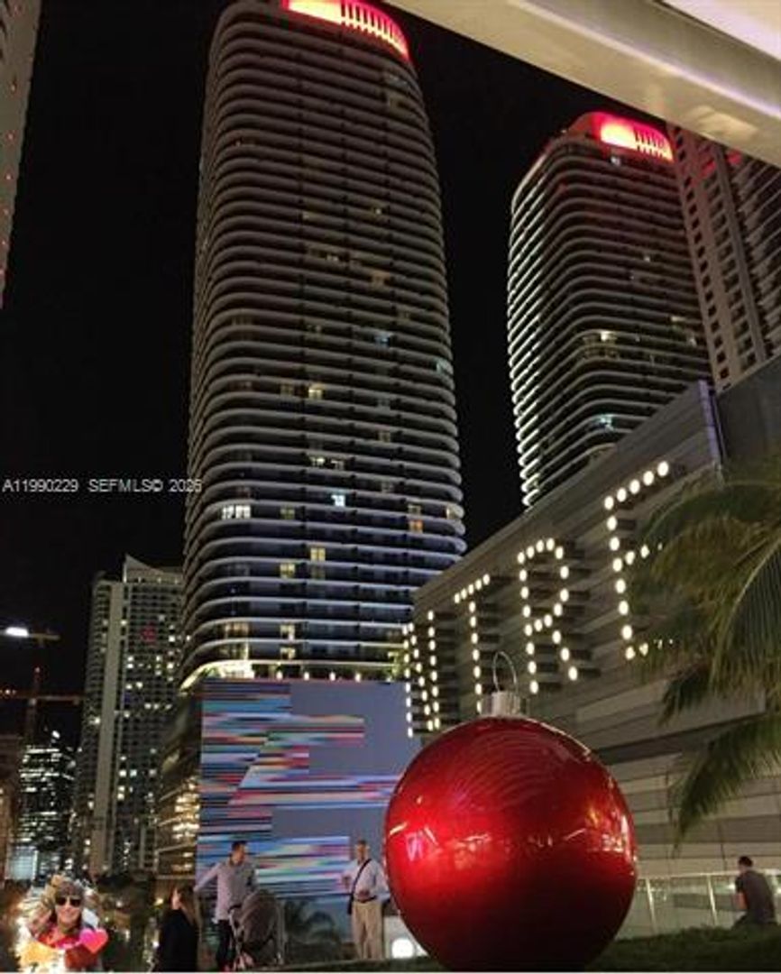 MIAMI Apartment: 45 SW 9th St # 1401