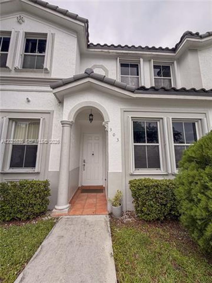 Doral Townhome: 5420 NW 107th Ave # 303