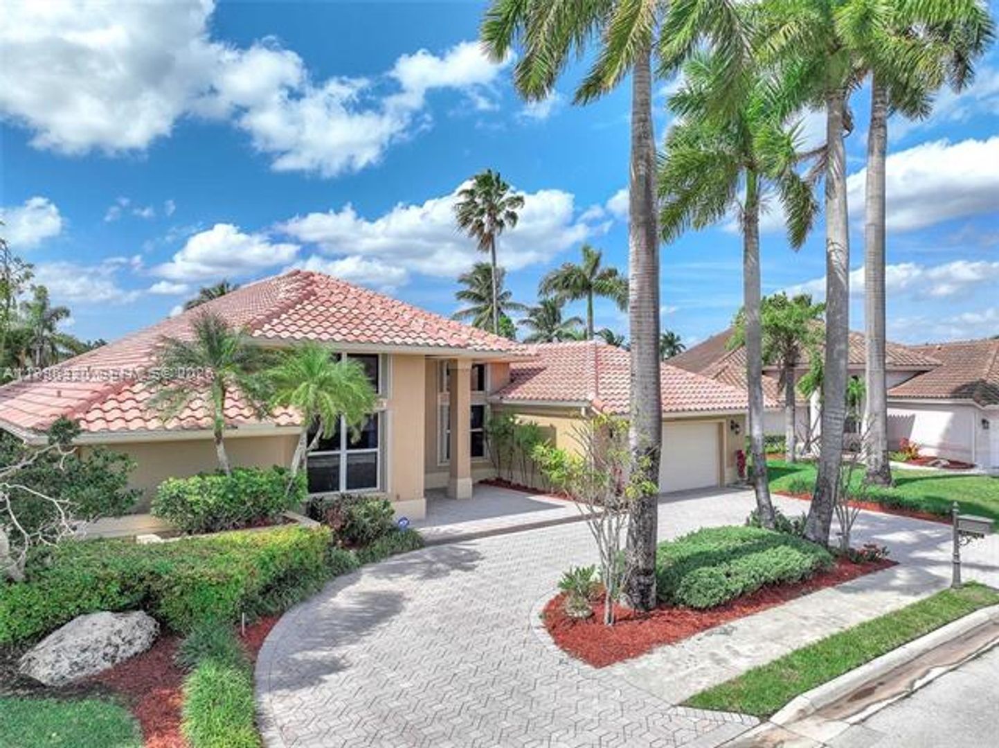 PEMBROKE PINES House: 620 W Laurel Ln W