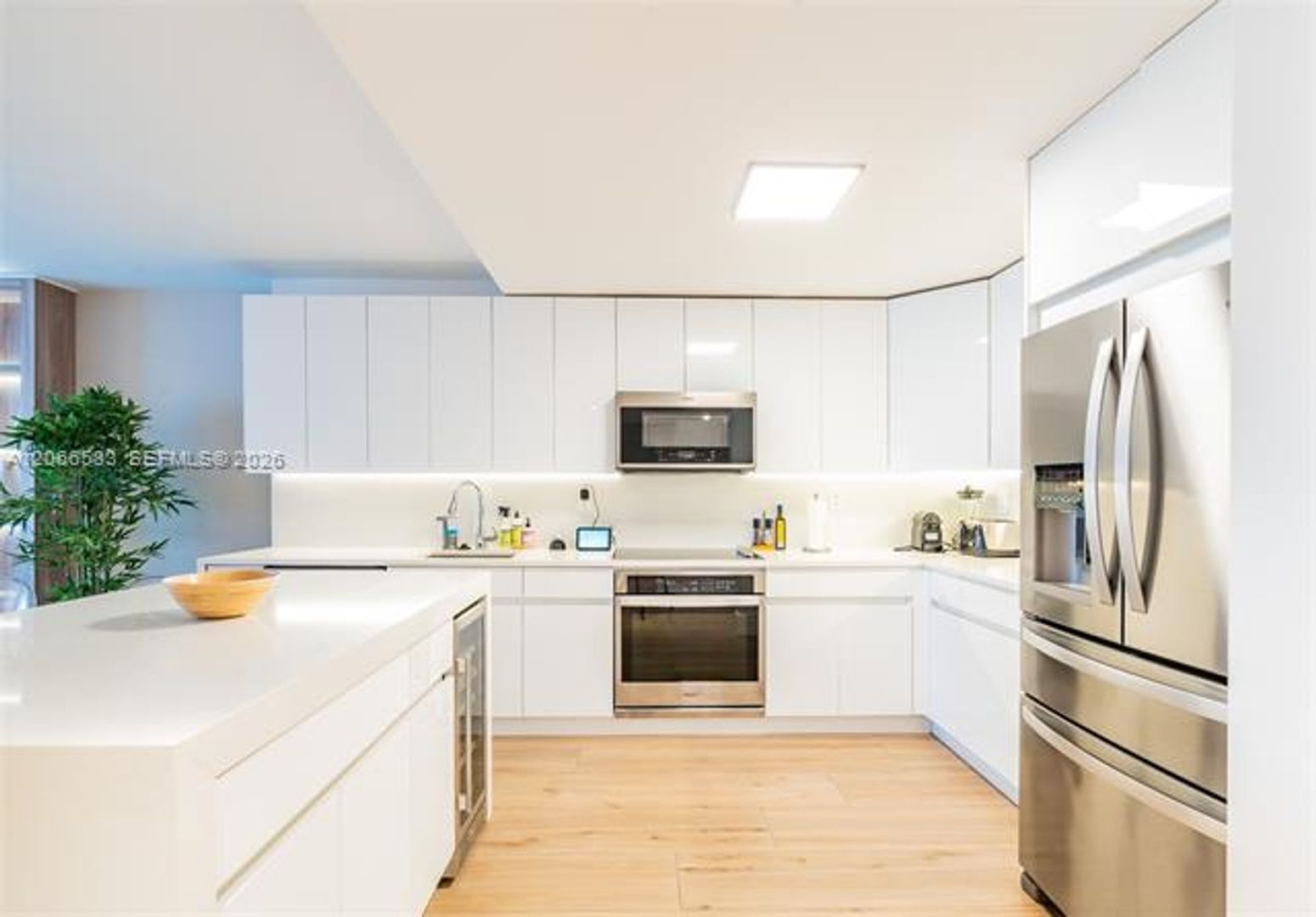 Miami Beach Condo: 2301 Collins Ave cu-719