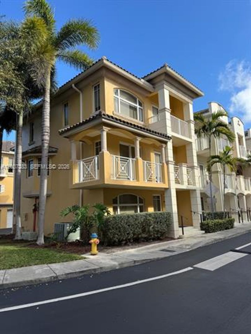 AVENTURA Townhome: 18421 NE 27th Ct th 18421