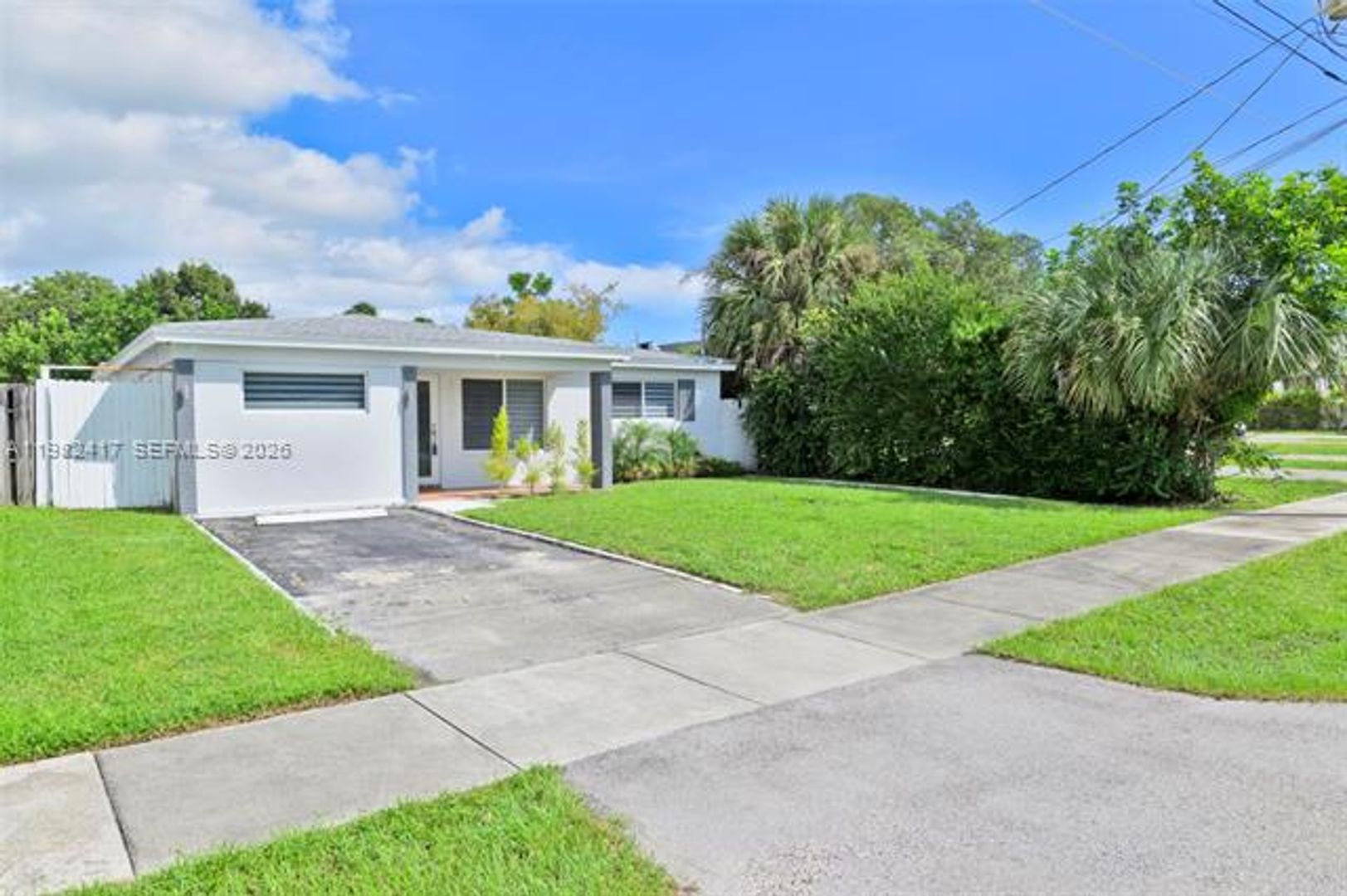 HALLANDALE BEACH House: 104 SW 7th St