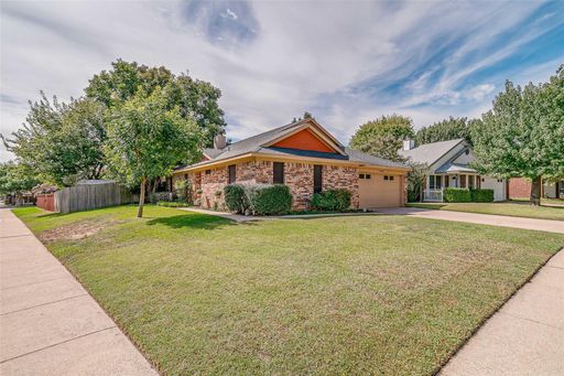 Grapevine Corner Lot Home – photo 1