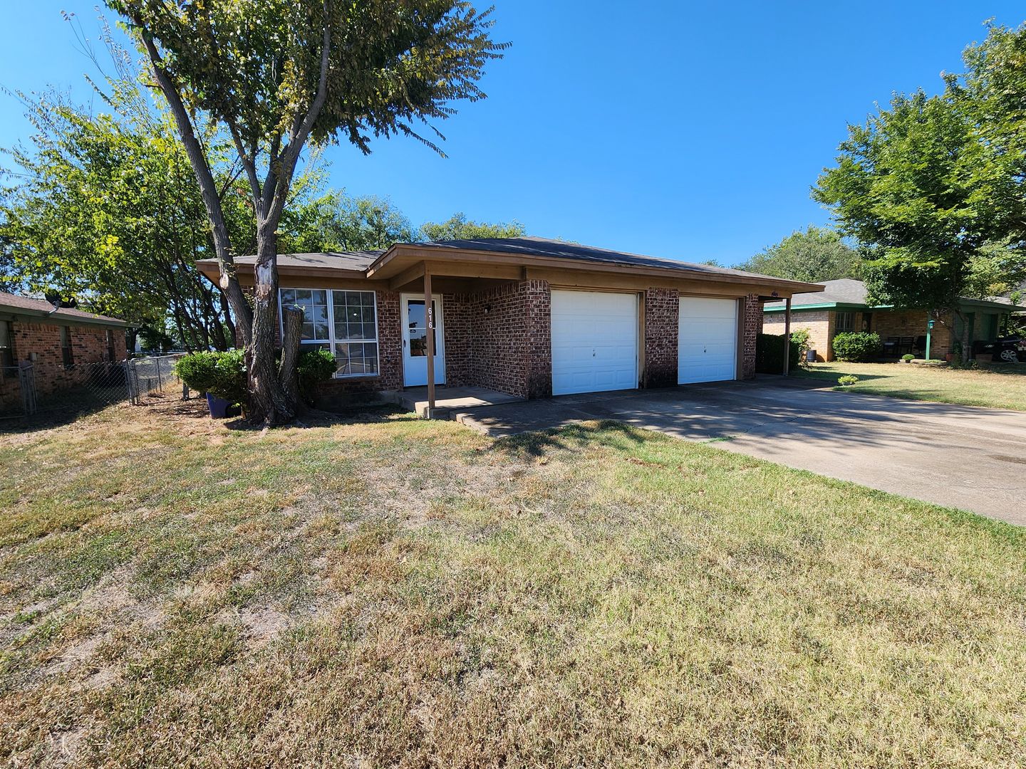 Burleson House: 616 SE Gardens Blvd