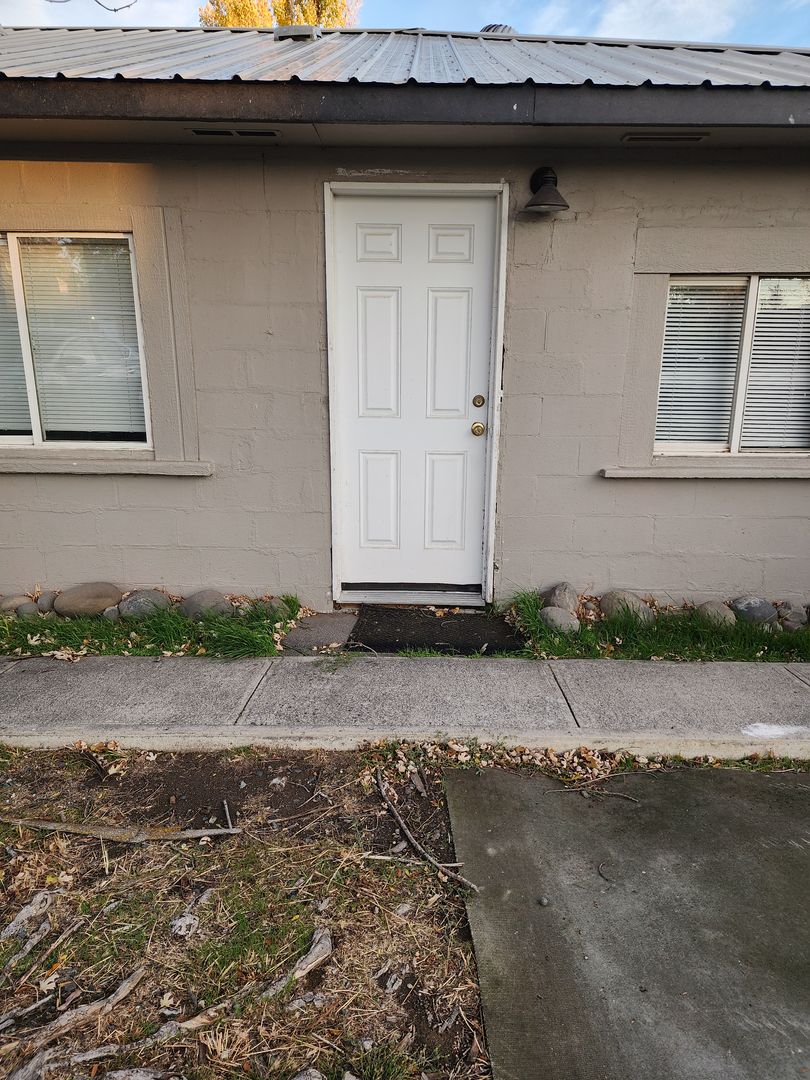 Moses Lake Apartment: 2707 West Peninsula