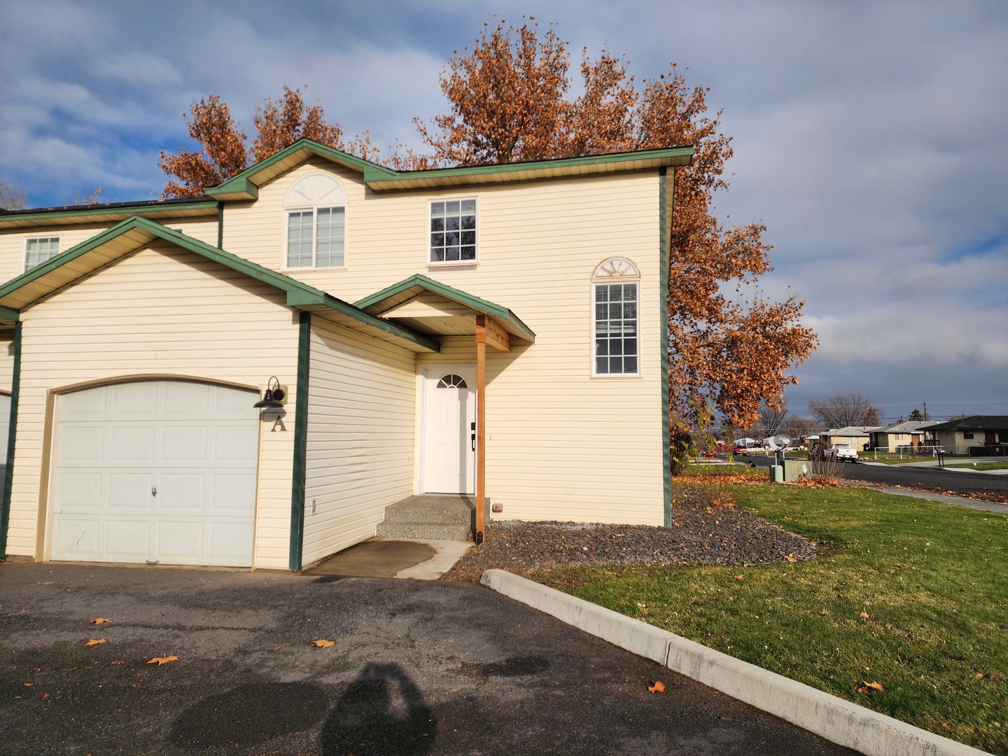 Moses Lake Apartment: 1416 South Skyline Drive