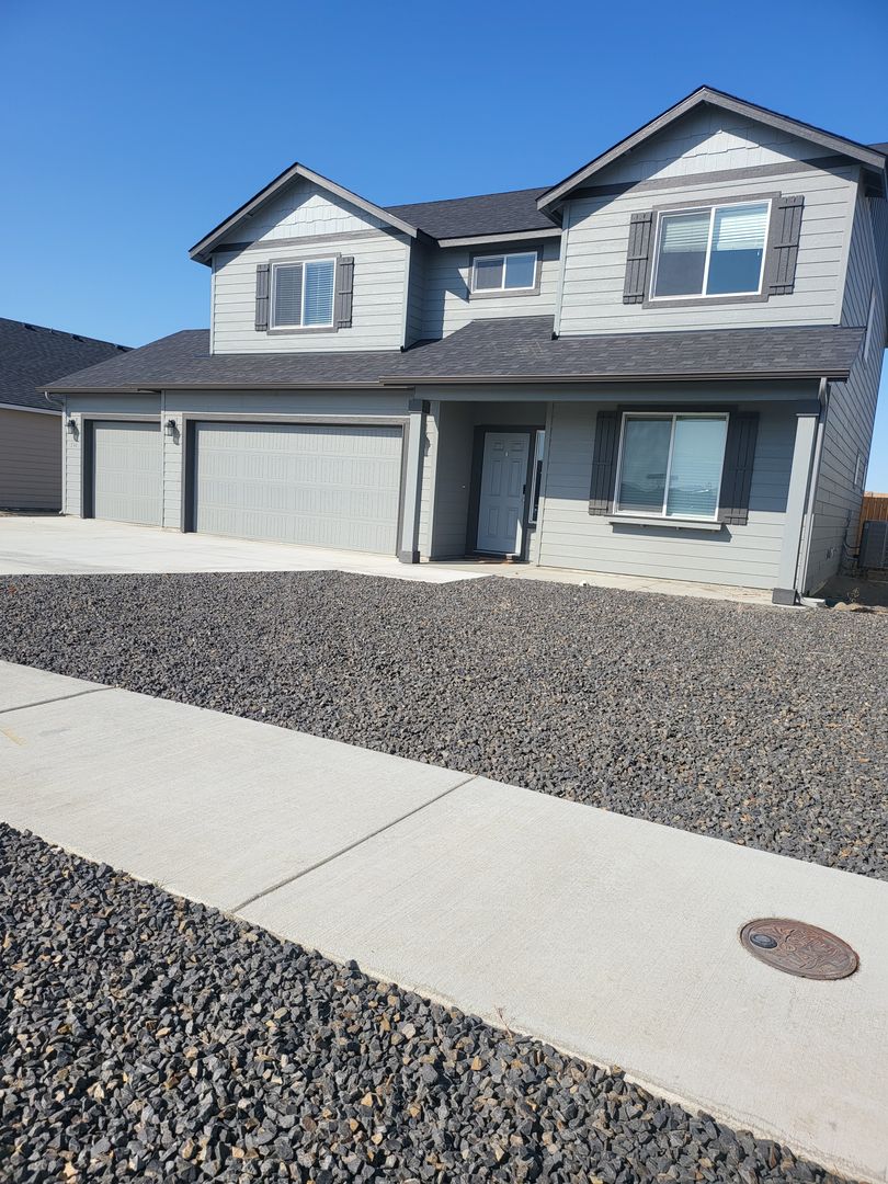 Moses Lake House: 714 N Doumit Dr